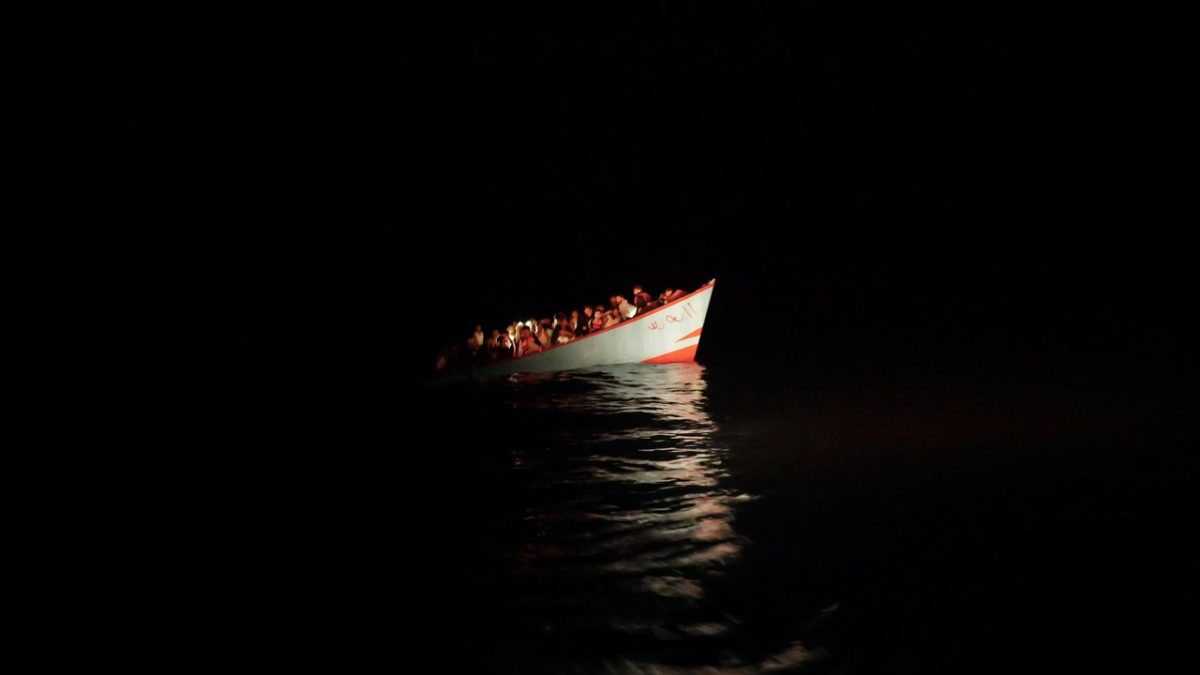 Eim kleines Boot auf dem dunklen Meer. Nur die weiße Spitze ist zu sehen